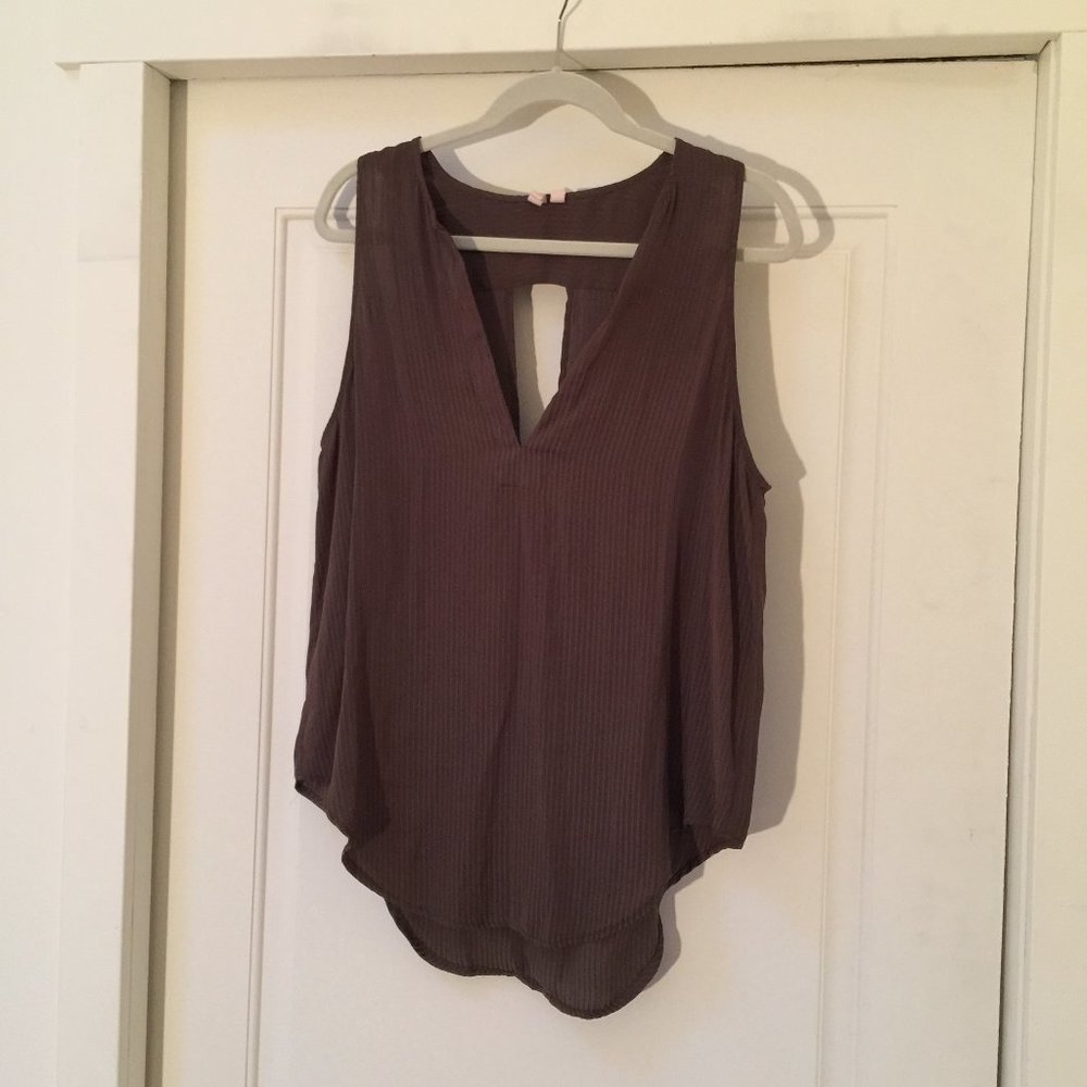 Sleeveless blouse with plunge neckline and keyhole back